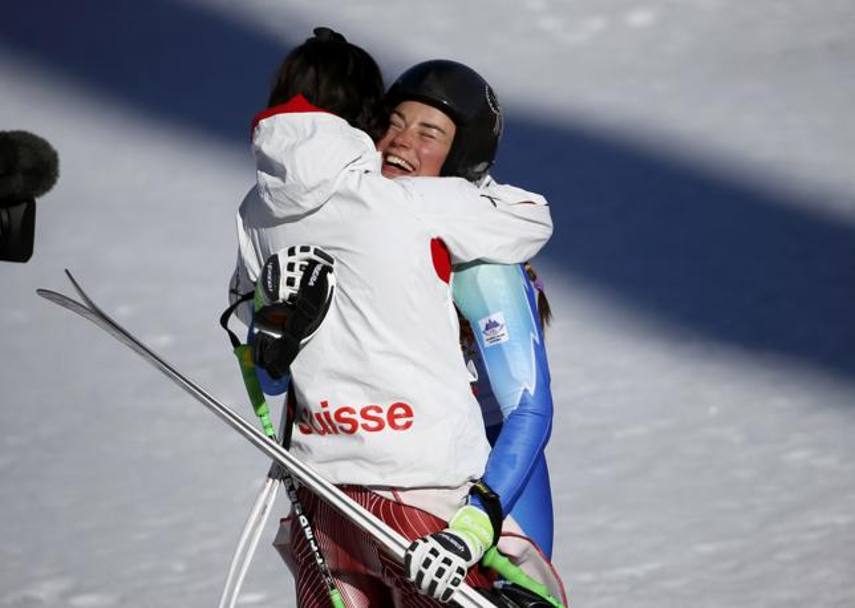 La slovena Tina Maze e la svizzera Dominique Gisin festeggiano l&#39;oro della discesa (Reuters)